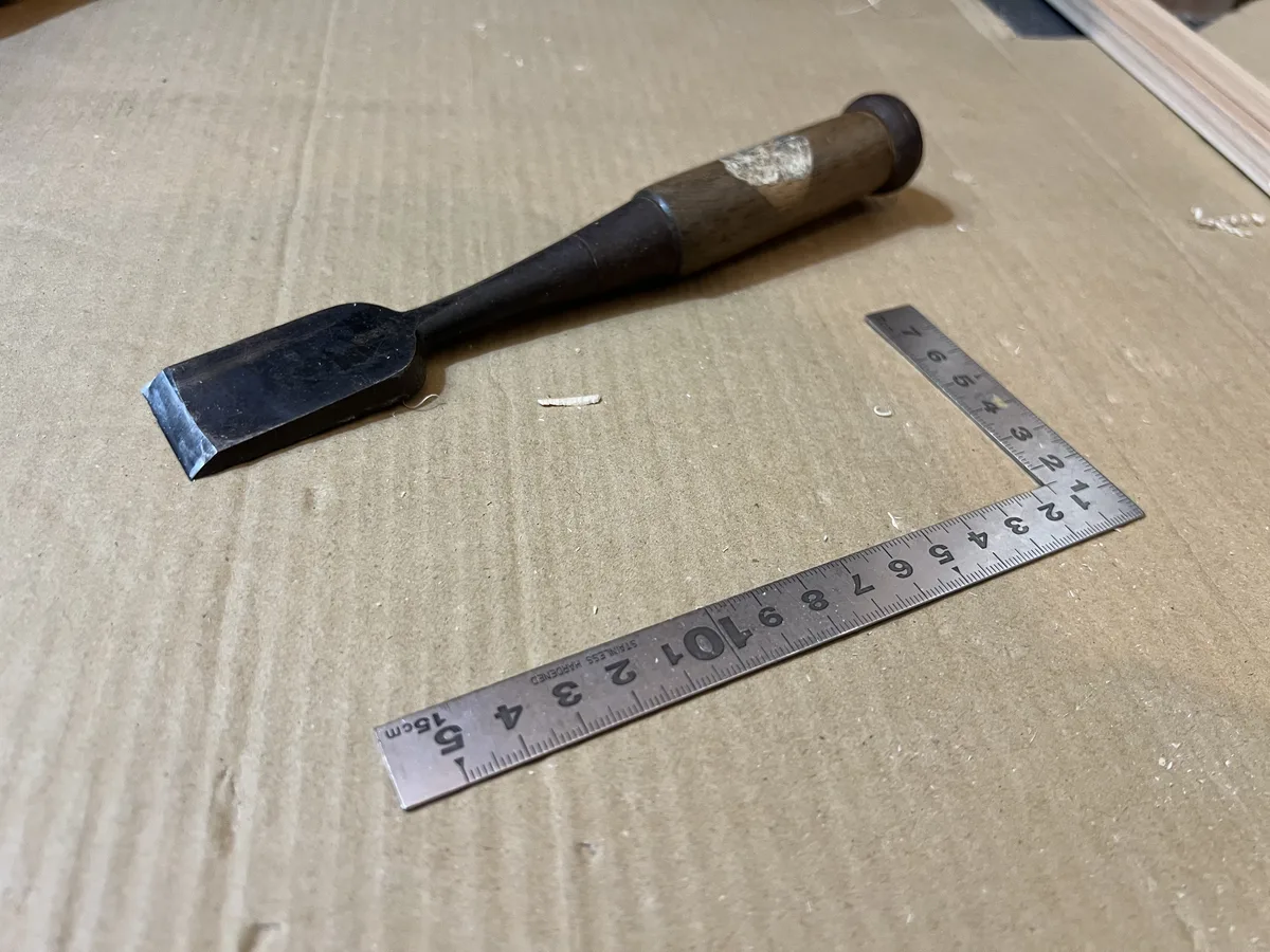鑿と差金 — サウナ施工に使う大工道具