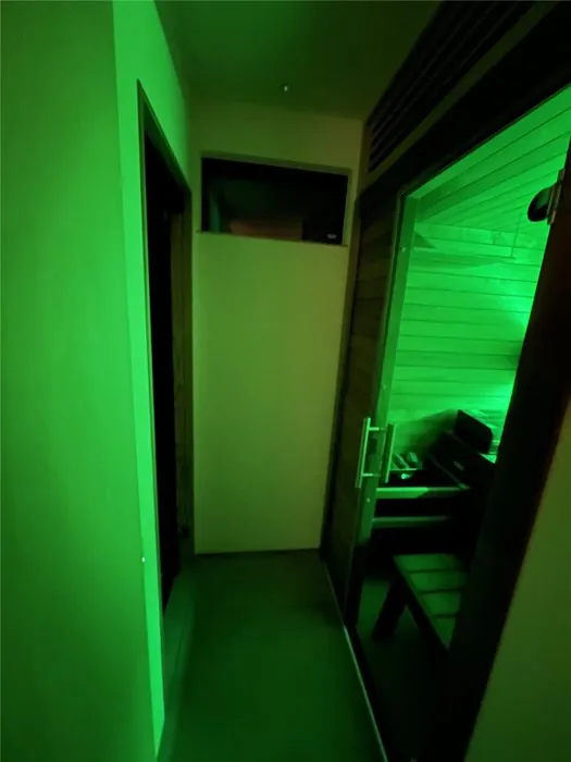グリーンのLED照明のサウナ入口
