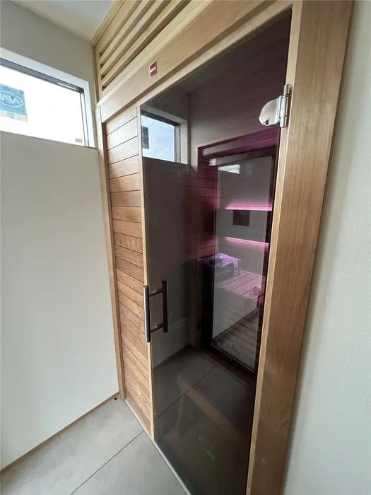 当社施工：廊下に納めた自宅サウナのガラス扉