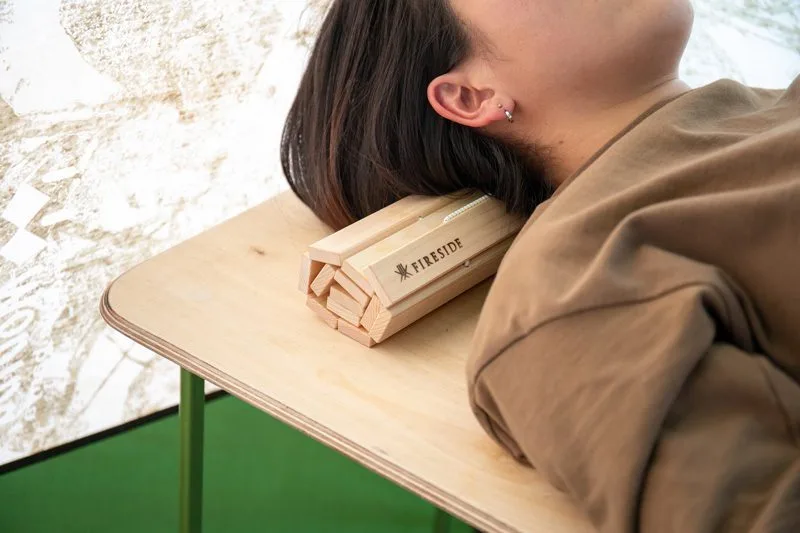 ひのき舞台を丸めて枕として使用、うなじにフィットする形状